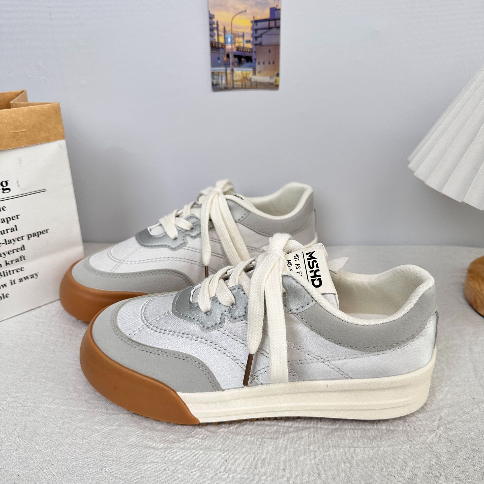 6648 zapatos blancos de suela gruesa para mujer con falda 2025 primavera nuevo estilo diseño de nicho casual ligero, transpirable y versátil