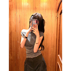 雰囲気感があり、やせています。ストライプの斜め肩に合わせて半袖tシャツを着ます。