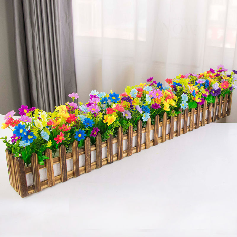 柵のプラスチックの造花のシミュレーションの花の客間の壁の角の陽の窓の台は仕切りを切って装飾の緑の植栽を遮って鉢植えの植木鉢を飾ります。|undefined