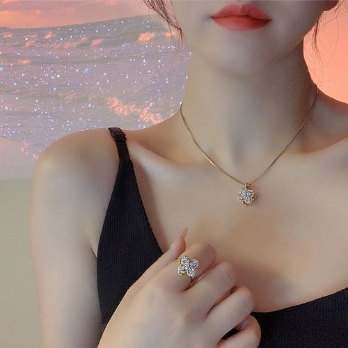 The same style of rotating four-leaf clover necklace for women, trendy micro-studded with diamonds and zircons, a ring that is versatile and versatile