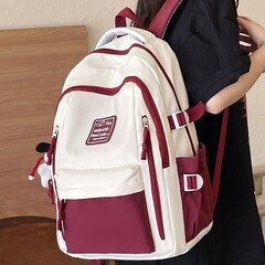 女子高校生のカバンは大容量の背もたれを負担します。