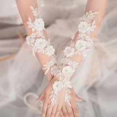 花嫁の手袋の長いレースの花は結婚の結婚式の勾指を飾って痩せています。