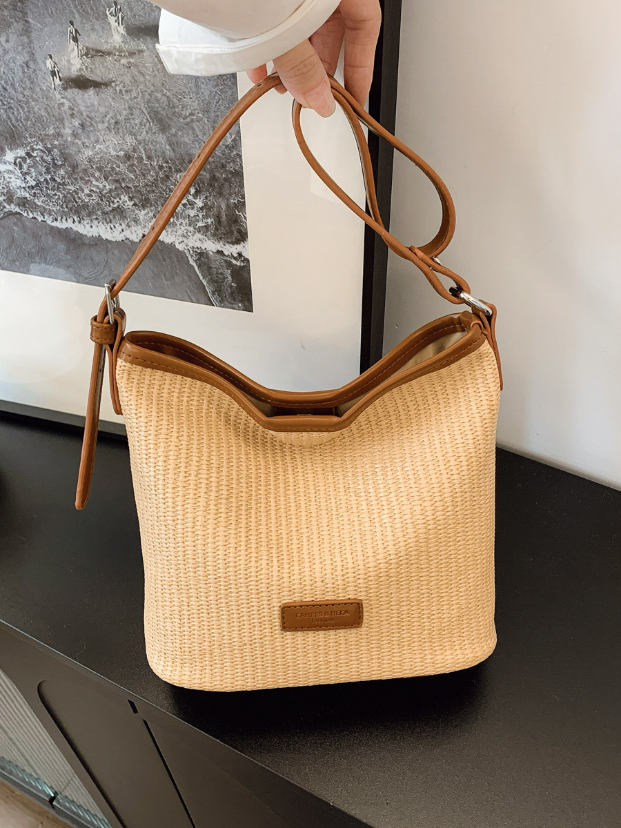 Verano nuevo estilo 2025 commuter vacaciones viento cubo bolso de hombro de estilo occidental de moda femenina bolso de mensajero de alta gama de nicho