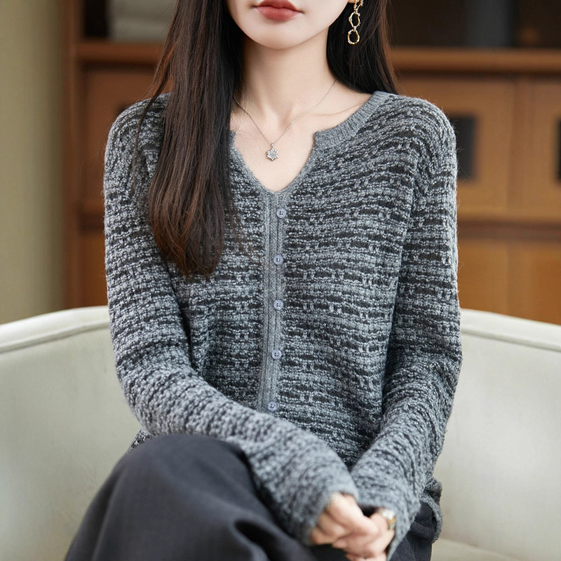 Early Autumn V Neck Small Fragrant Knitted Bottoming Shirt for Women 2025 New Style Top Foreign Style Plus Size Women's Autumn and Winter Sweater