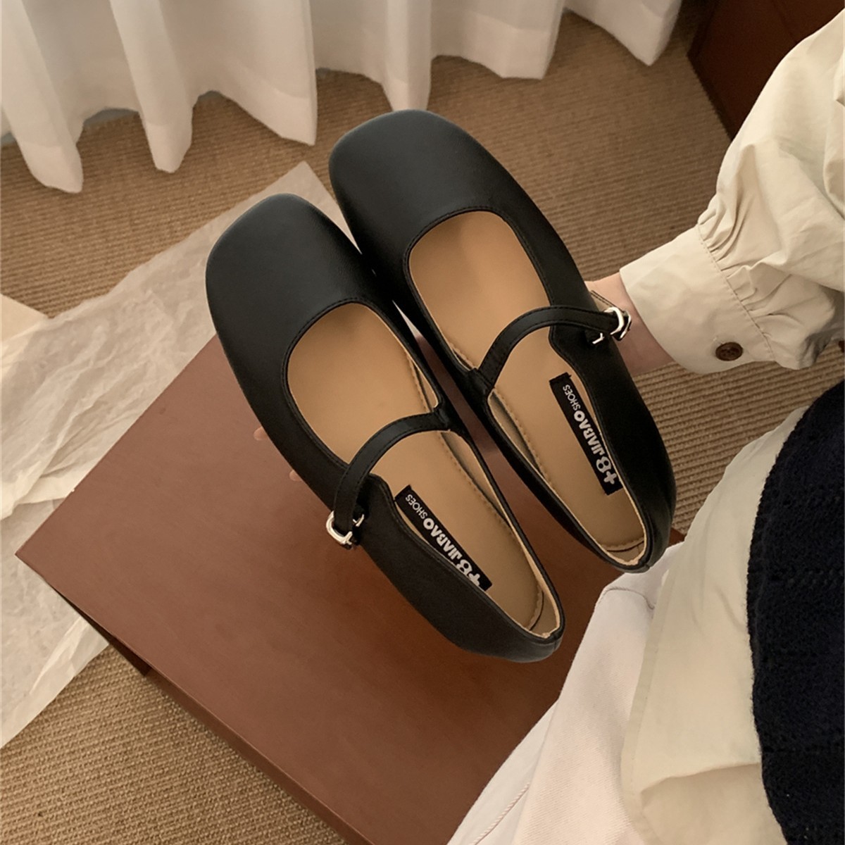 Elegant retro Mary Jane shoes with a strap square toe low-cut flat…