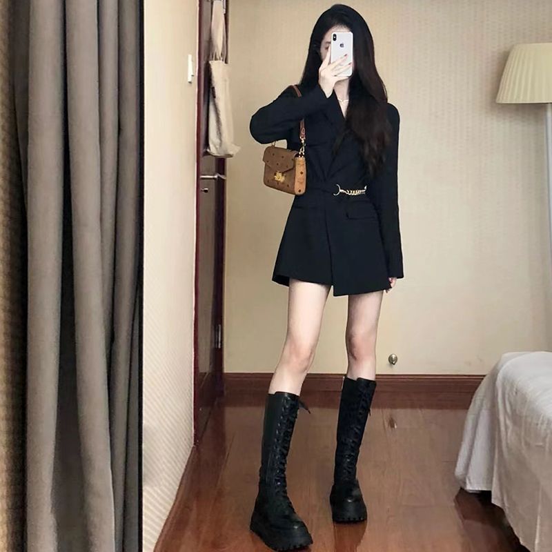高級なデザイン感のある黒いスーツのコートの女性の気質は韓国系の軽くて熟しています。|undefined