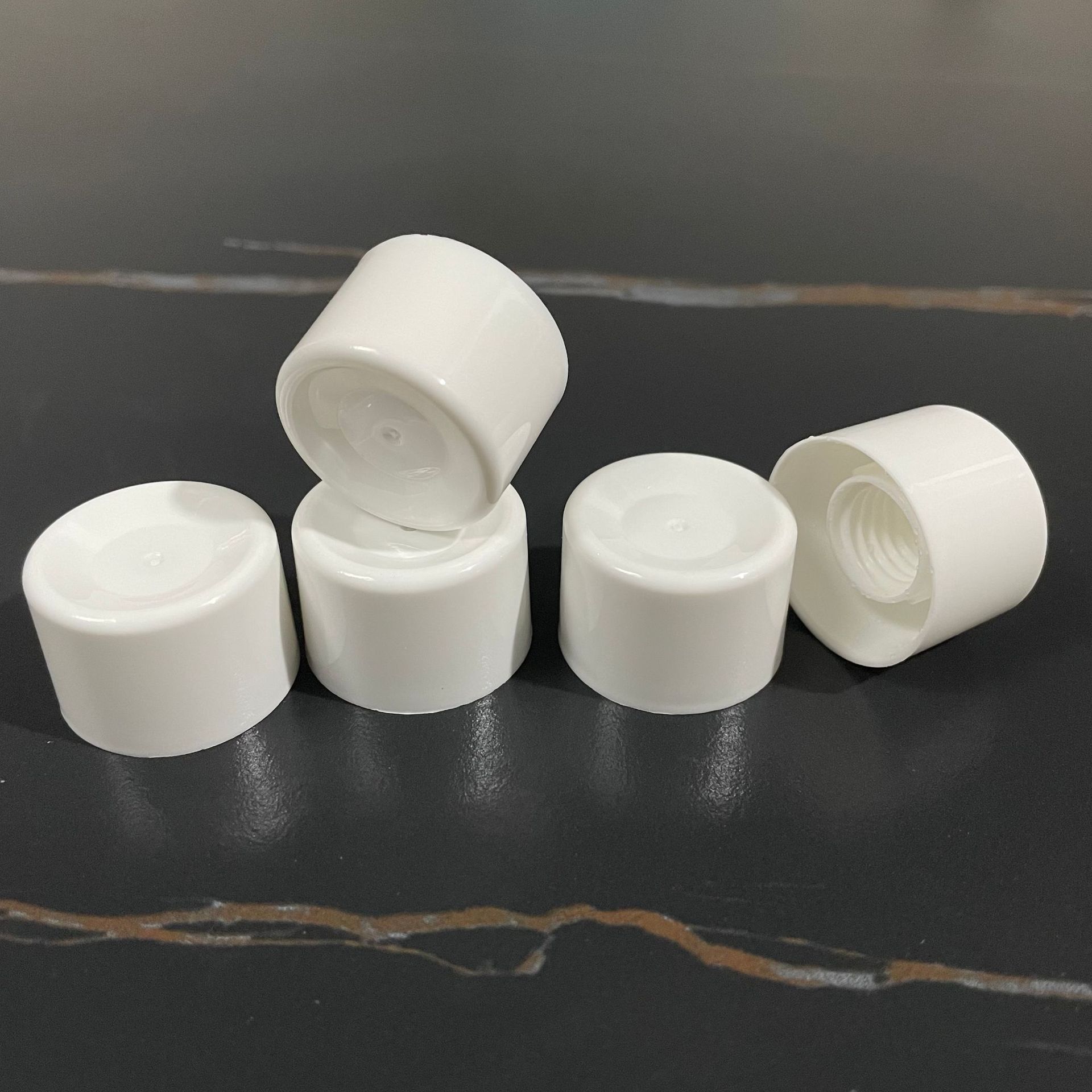 30圆弧软管光面旋盖28mm口径塑料螺纹盖化妆品瓶日化塑料盖