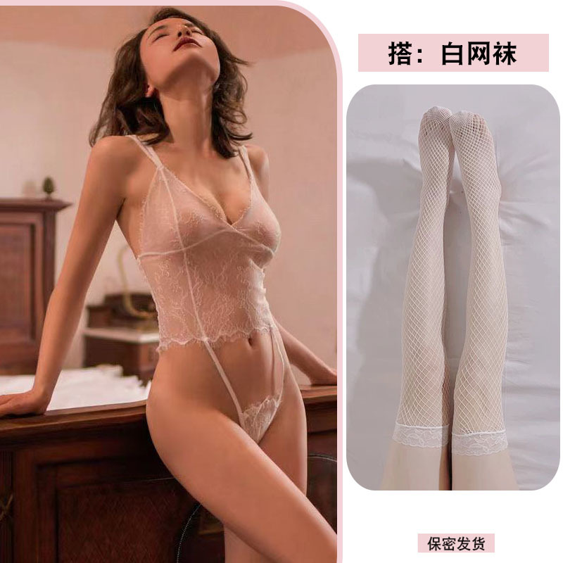 흰색 점프수트 + 흰색 망사스타킹