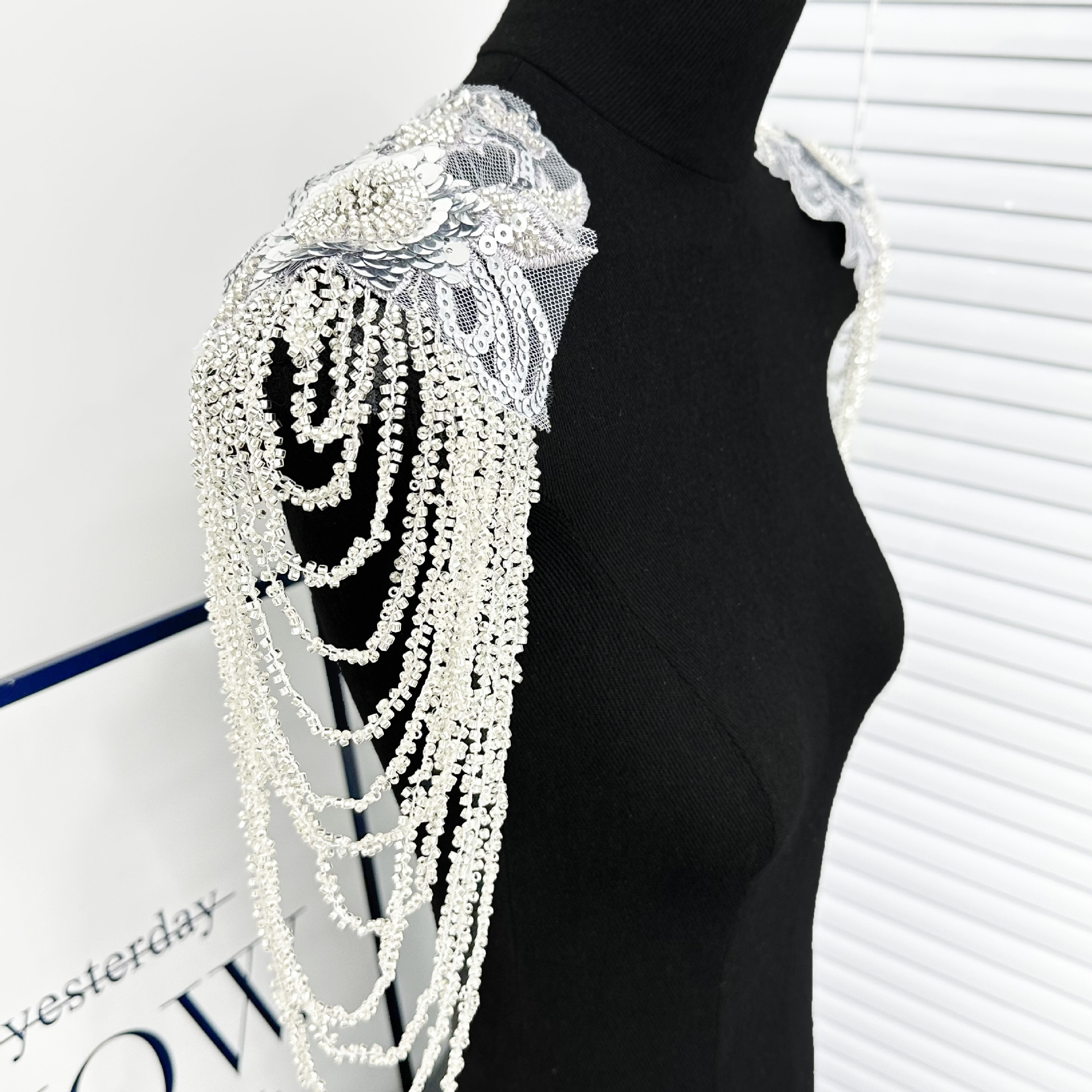 Clavos pesados de estilo europeo y americano con perlas de bordado de perlas negras vestido de hombro cadena esclava de escenario accesorios de decoración