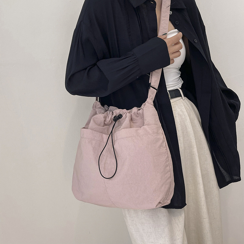 A stylish single-shoulder crossbody bag for 2024, a large-capacity casual commuting bag for classes, and a beautiful and fashionable underarm bag for women undefined