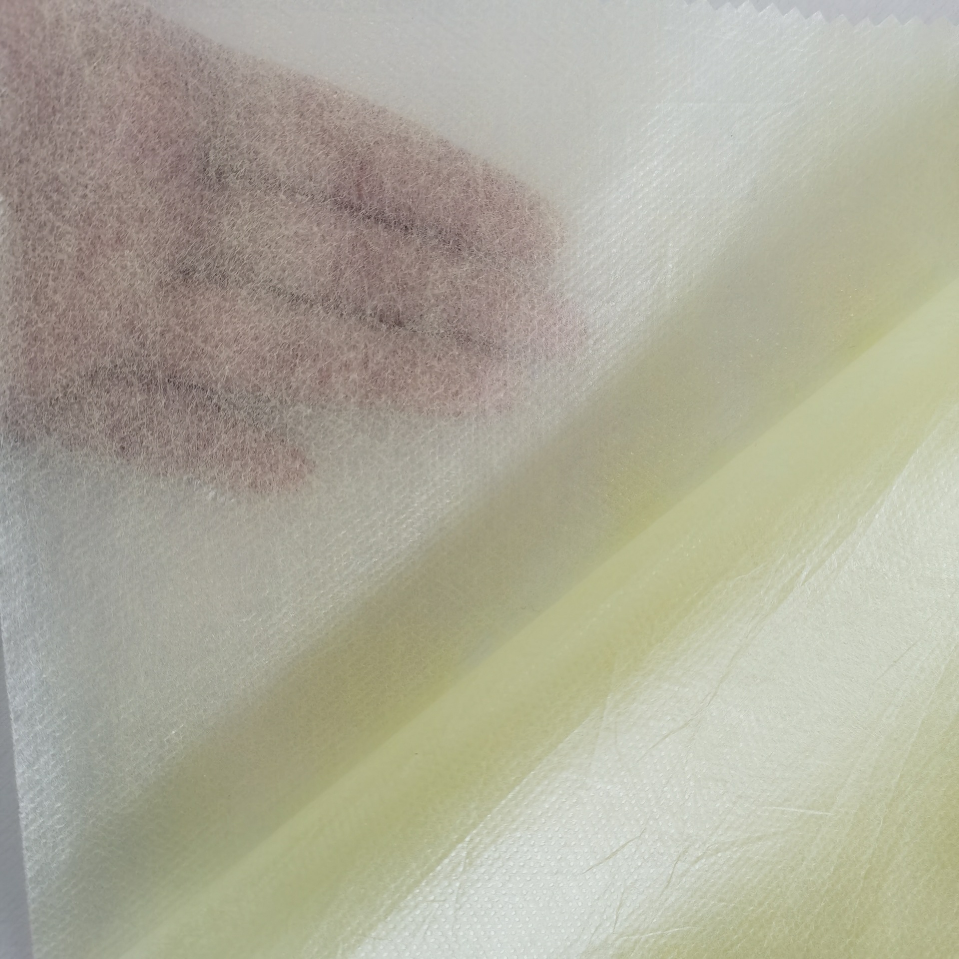 批发直销淋膜PE覆膜无纺布黄色PP+PE现货防护服复合布无胶料