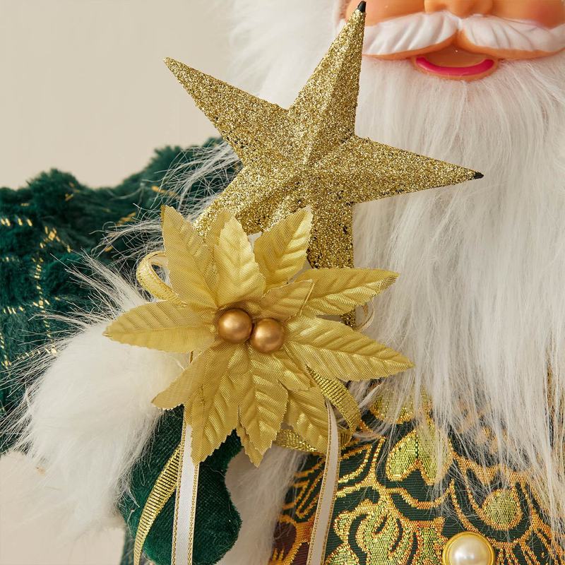 クリスマス装飾サンタクロースがプレゼントを飾っている人形のショーウインドーのシーンがデパートを飾ってクリスマスツリーのプレゼントを飾っている|undefined