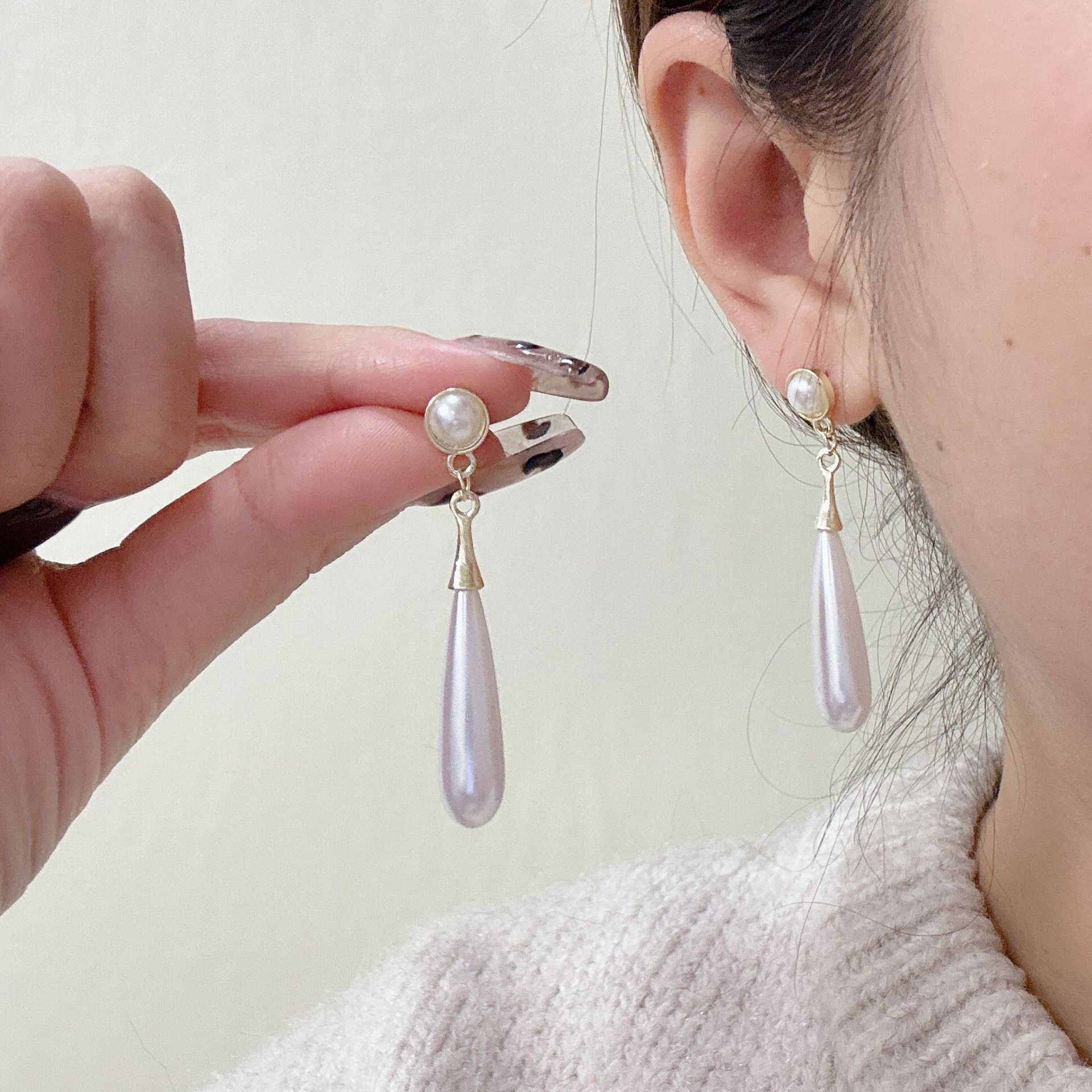 Retro fresh elegant fashionable earrings drop-shaped from pearl
