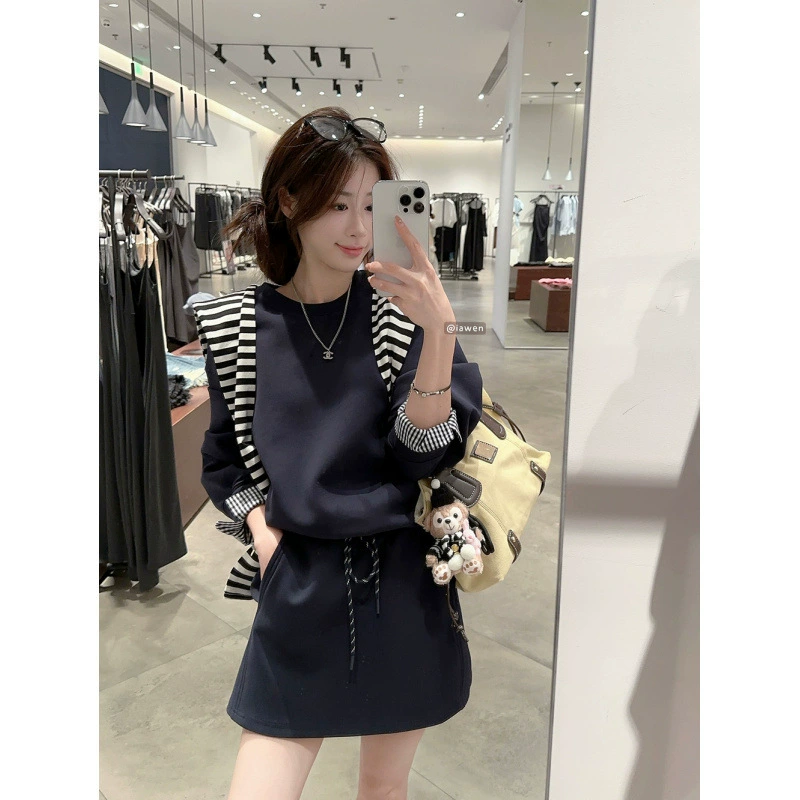 Полосатый платок в полоску, сложен на корейском свободном пальто с длинными рукавами