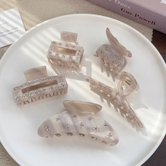 柏菲雅酢酸つかみ高級感にドリルヘアクリップを入れるファッション的なヘアアクセサリーの後頭部に大きなサメのクリップがあります。