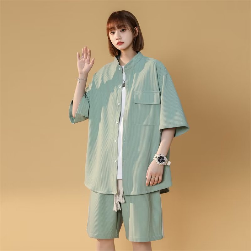 Moda 2024 nuevo estilo de Hong Kong traje de caída de seda de hielo de alta calidad pantalones cortos de camisa de manga corta para hombre estilo de tendencia de control de conjunto para hombre