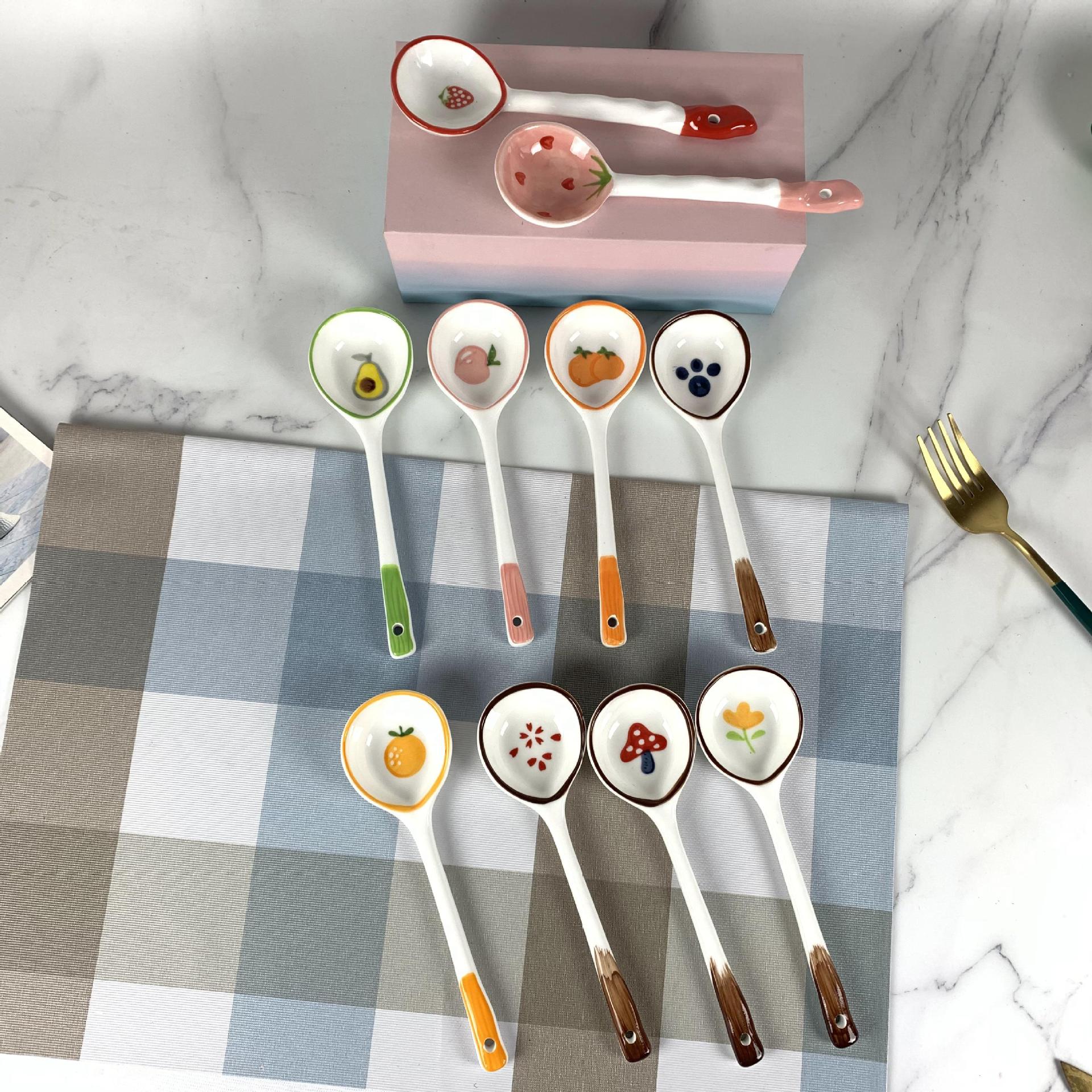 Cucharas de cerámica al por mayor para necesidades diarias, cucharas de cerámica con dibujos animados, cucharas de porcelana para puestos callejeros, mercados nocturnos y tiendas de dólar.