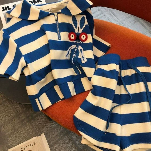 Универсальный Повседневный модный костюм женский 2023 новый летний студенческий дизайн в Корейском стиле с шортами с короткими рукавами Модный комплект из двух предметов