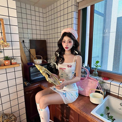 気の優しいプリントのワンピースの新型は腰を収めてやせているデザイン感があります。