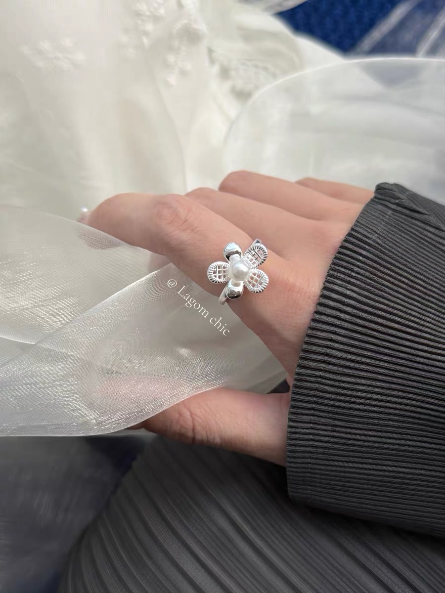 Ring pearl flower-shaped