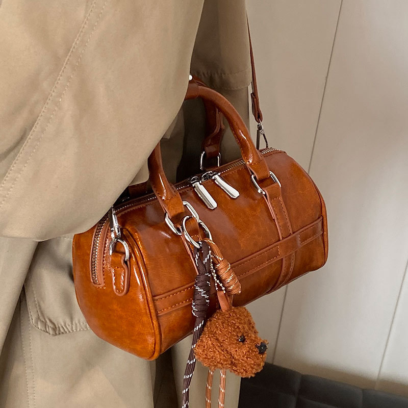 Fashionable Women's Bowling Bag 2024 Autumn New Arrival Minimalist Niche Trendy PU Leather Shoulder Crossbody Bag for Commuting - Thumbnail 4