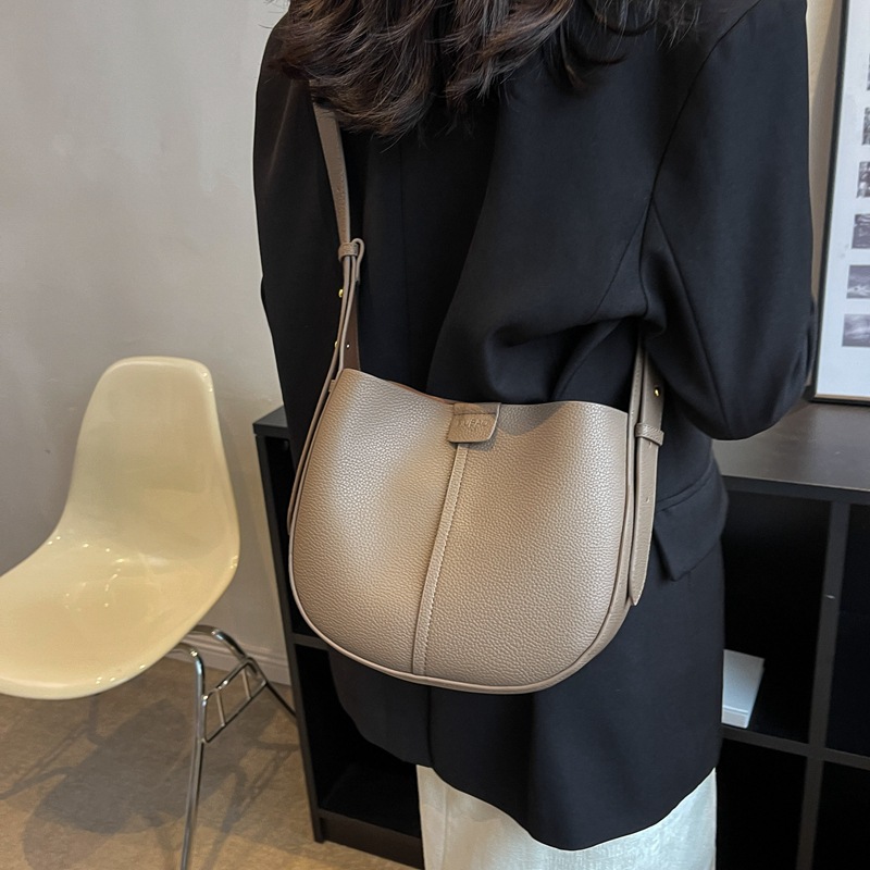 2024 New Large Capacity One Shoulder Bucket Bag Casual Simple Crossbody Bag Personalized Versatile Commuter Women's Bag_voghion.com