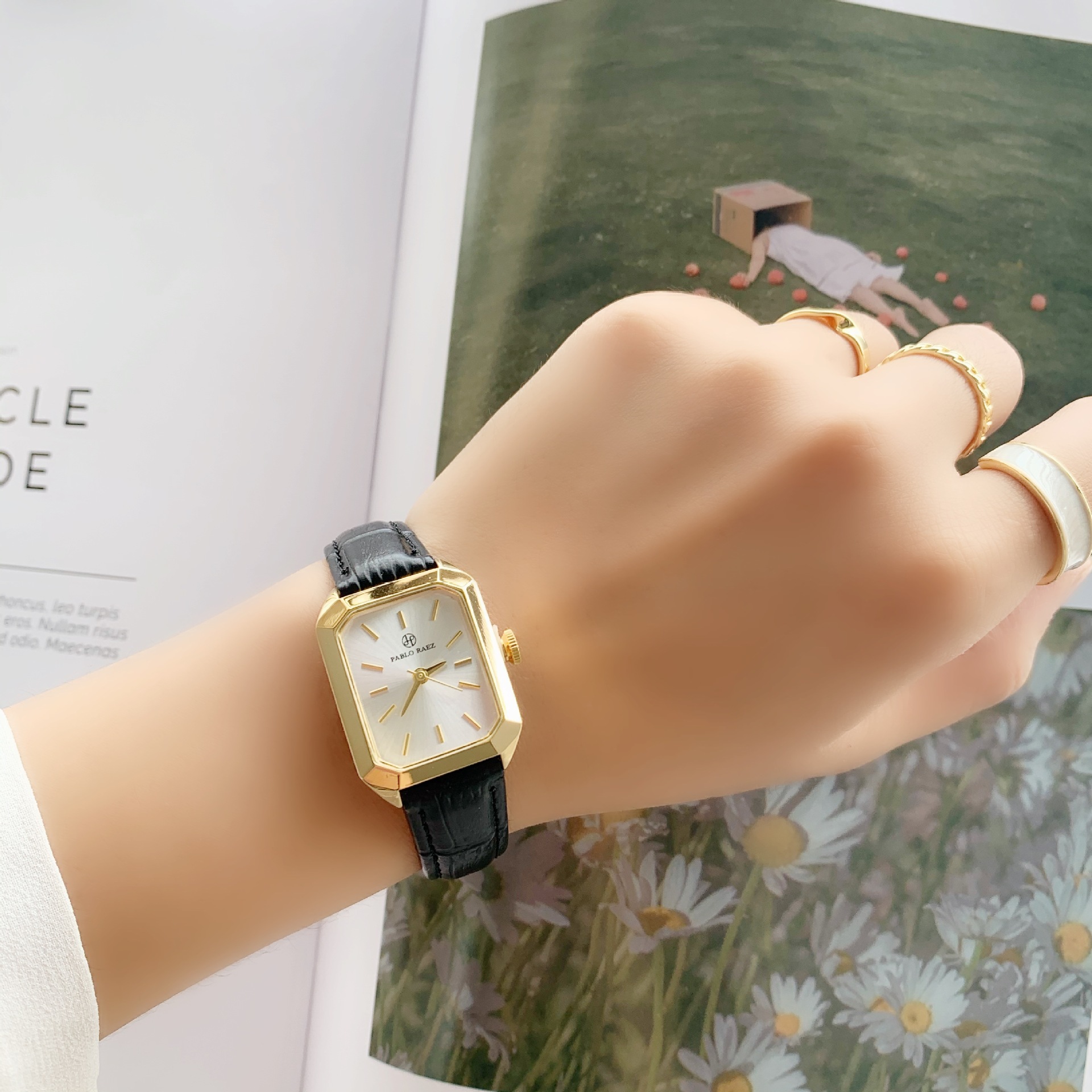 Nuovo piccolo orologio verde di lusso leggero Cintura casual alla moda Orologio da donna Quadrante quadrato Orologio da lavoro Regalo di fascia alta per impiegati e studenti_voghion.com