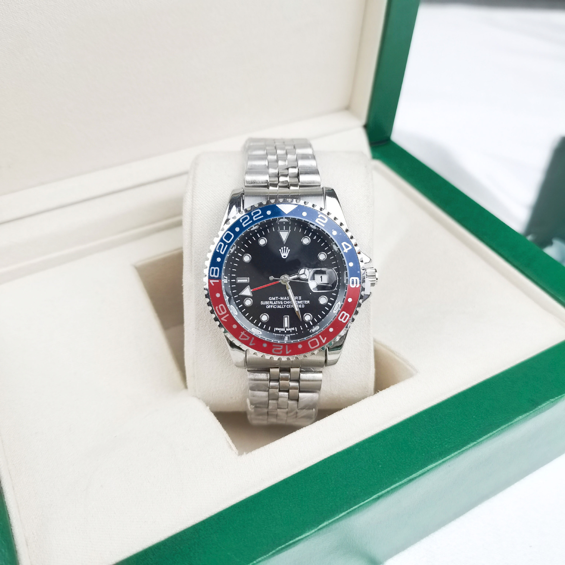 Four-pin coke circle, five-bead silver strap, red and blue circle, black face