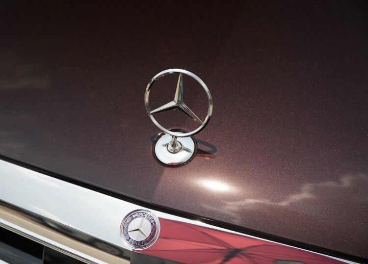 Suitable for Mercedes-Benz E-Class, C-Class, and S-Class engine hood emblems; original factory modification emblem for E300L, C180, C200, and S350