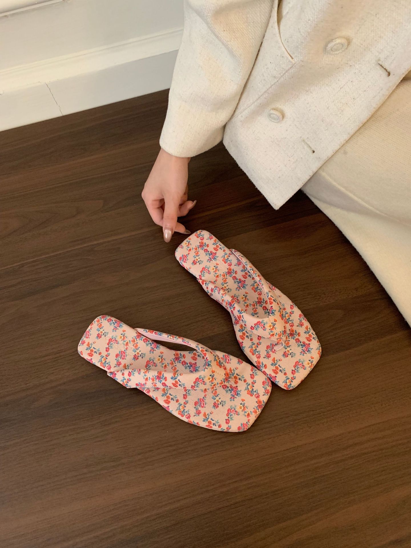 Chanclas planas de moda, chanclas, ropa exterior de mujer, sandalias plateadas de verano junto al mar, zapatos de playa, sandalias de nicho