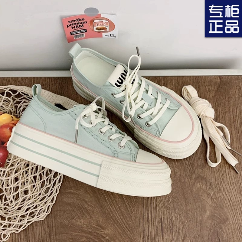 Тонкие и дышащие ~ 2025 новые летние повседневные белые туфли на толстой подошве для студенток, универсальные парусиновые туфли для женщин.