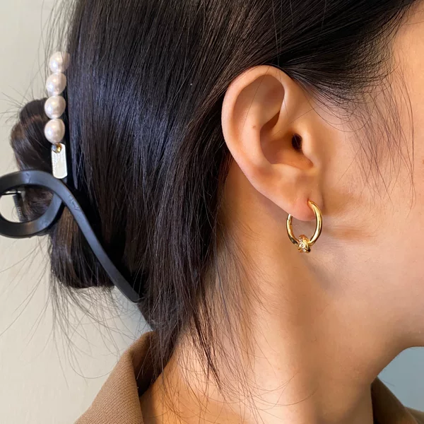 Directly from the Factory, the Small Ear Hoops with Diamond-Encrusted Rope Design Are Stable, Won'T Easily Lose Stones, Won'T Oxidize or Fade, and Are Suitable for a Variety of Ear Shapes
