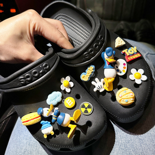 Cartoon three-dimensional duck duck hole shoe accessories shoe flower cross decorative buckle accessories shoe buckle