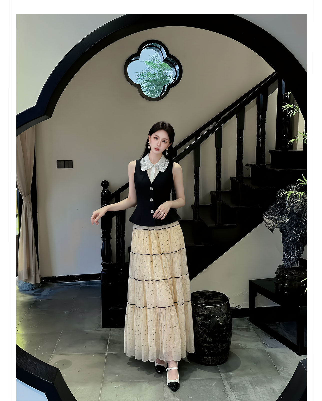 Bộ váy chấm bi gồm áo vest không tay và chân váy midi — Váy trắng nửa gạo, bộ đồ, Áo khoác đen chi tiết 9