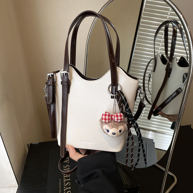 Este año, la moda retro popular bolsas de mano de primavera 2025, nuevas bolsas de hombro de gran capacidad para viajar al trabajo.