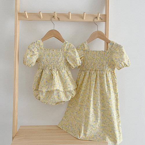 New summer Korean-style ruffled puff-sleeve baby romper for girls, featuring a princess-like floral dress—perfect for sisters' matching outfits and kids' clothing.