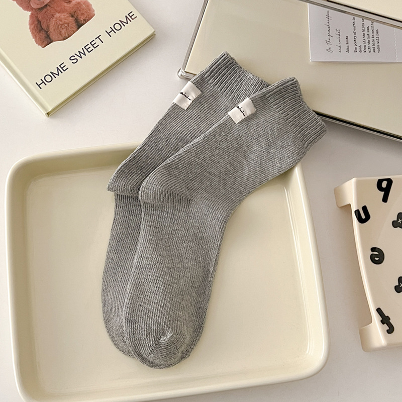 Otoño e invierno Nuevos calcetines de algodón absorbentes de sudor calcetines de pila serie de crema para mujer estilo ins Corea del Sur etiqueta de tela calcetines de media pantorrilla moda