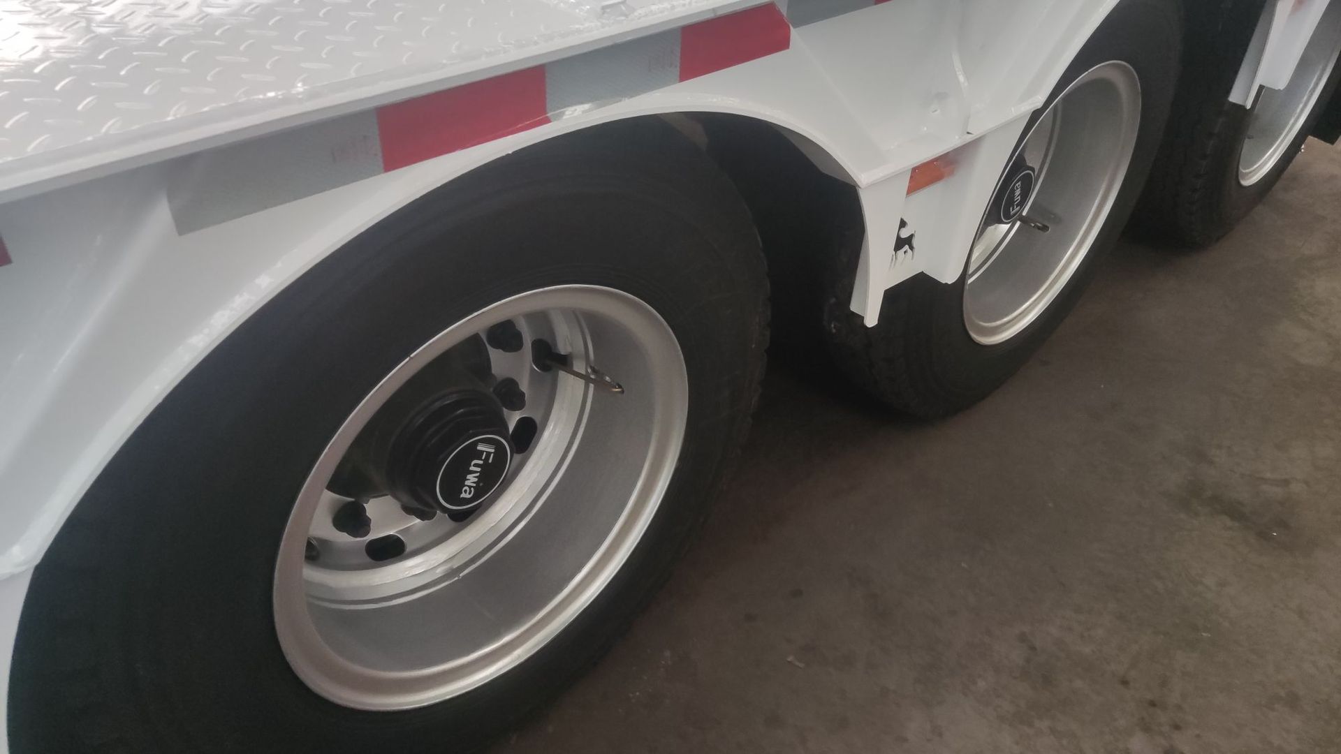 Excavator trailer for large equipment transportation, three-axle ladder-type hook trailer, heavy-duty engineering machinery transport