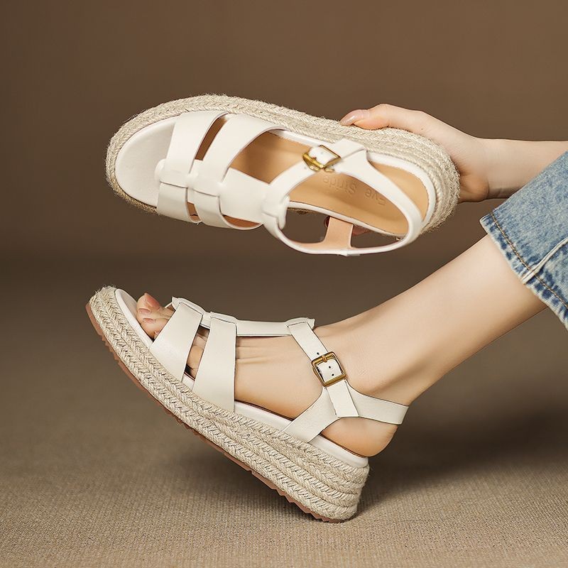 2026 verano nuevo estilo de vacaciones de moda de hierba trenzada tacones gruesos tacones redondos de dedos abiertos sandalias casuales