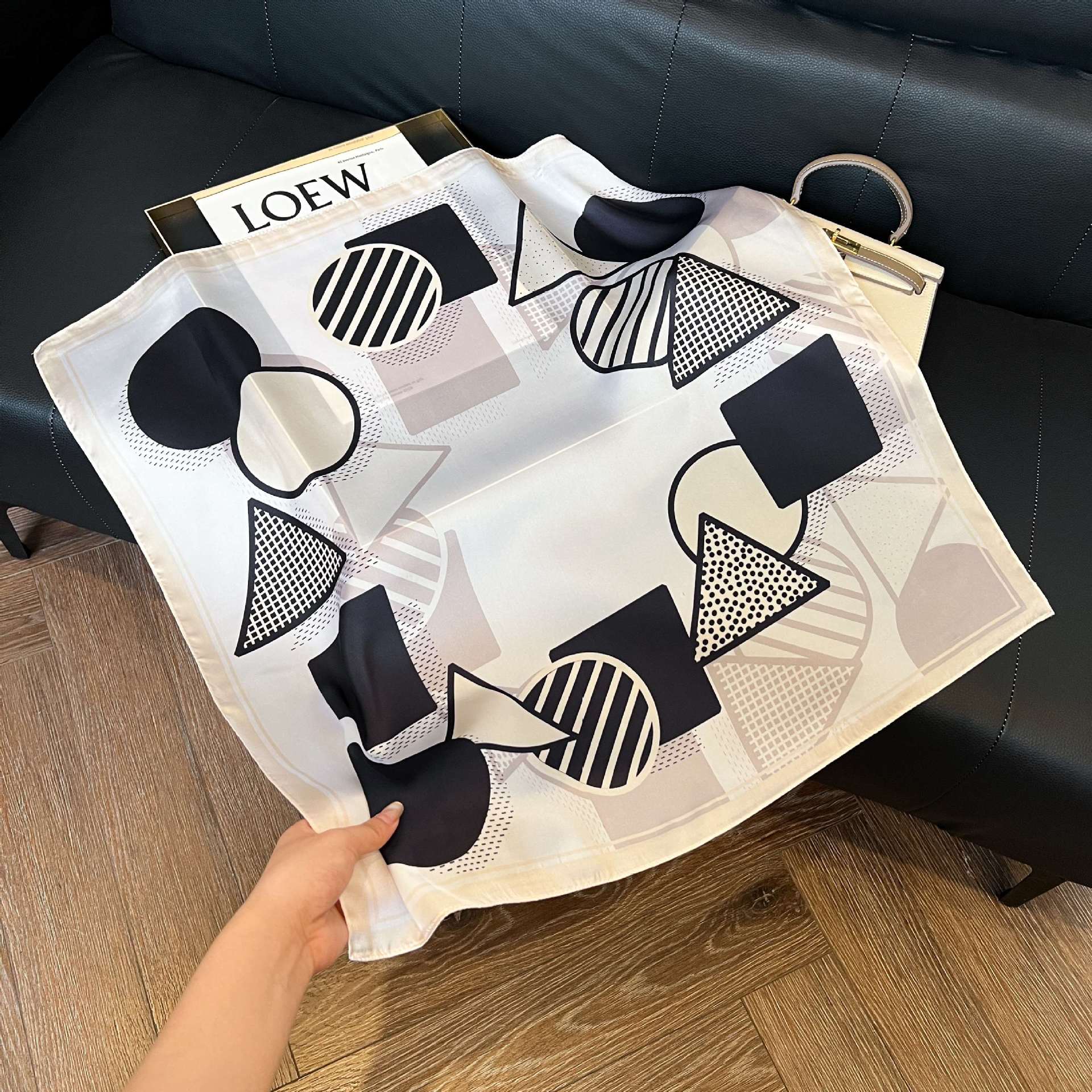 Transfronterizos nuevos bufandas de seda azul de alto nivel de seda cuadrada de simulación bufandas de moda de decoración de moda de combinación bolsa correa de pelo bufandas profesionales