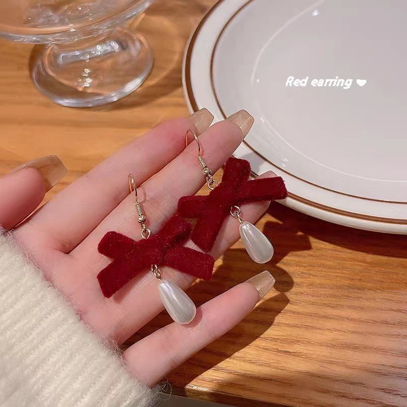 몰려든 활 귀고리