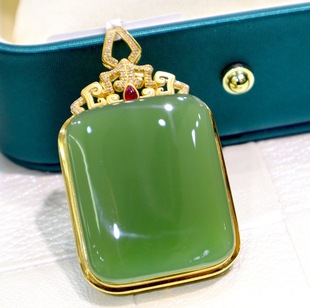 Fubei Diamond Jewelry [18K Gold Inlaid with Hetian Jasper Pink and Green Wu Shi Brand Pendant] the Size of the Loose Stone Is about 27*46mm