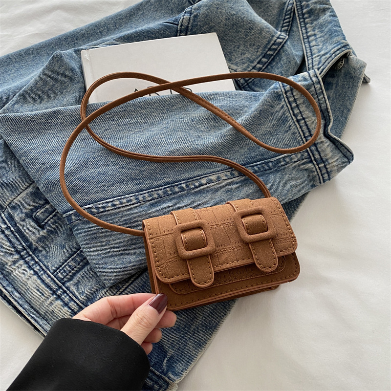 2024 bolso pequeño de ocio de invierno para mujer nuevo estilo simple y moderno retro viajero todo fósforo ins bolso de mensajero de un solo hombro para mujer