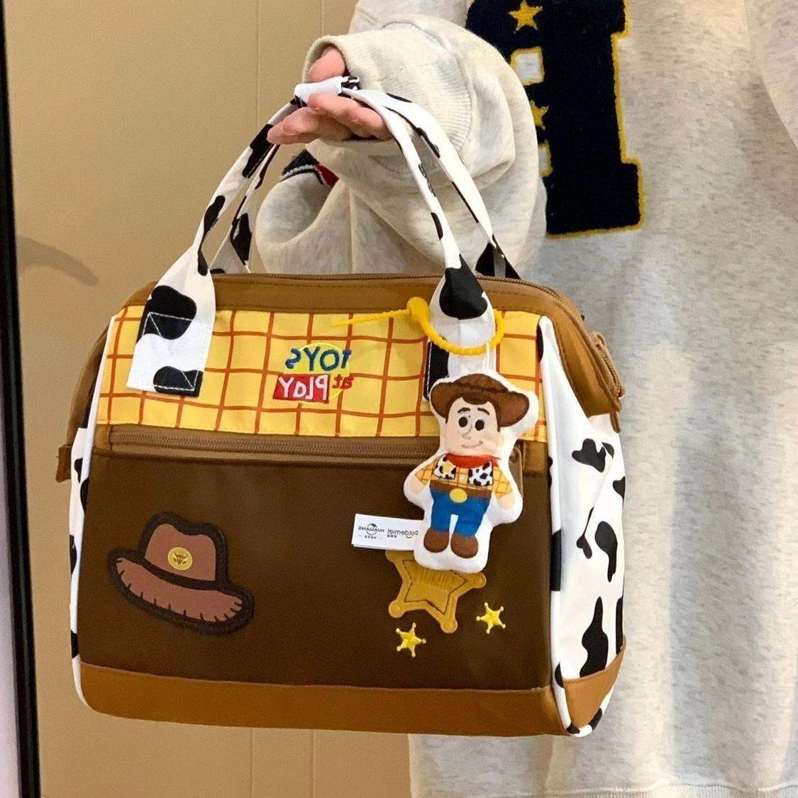 ¡Súper lindo! Bolso de mano de dibujos animados de color de colisión mujer 2025 nuevo bolso de hombro único para estudiantes de verano de gran capacidad