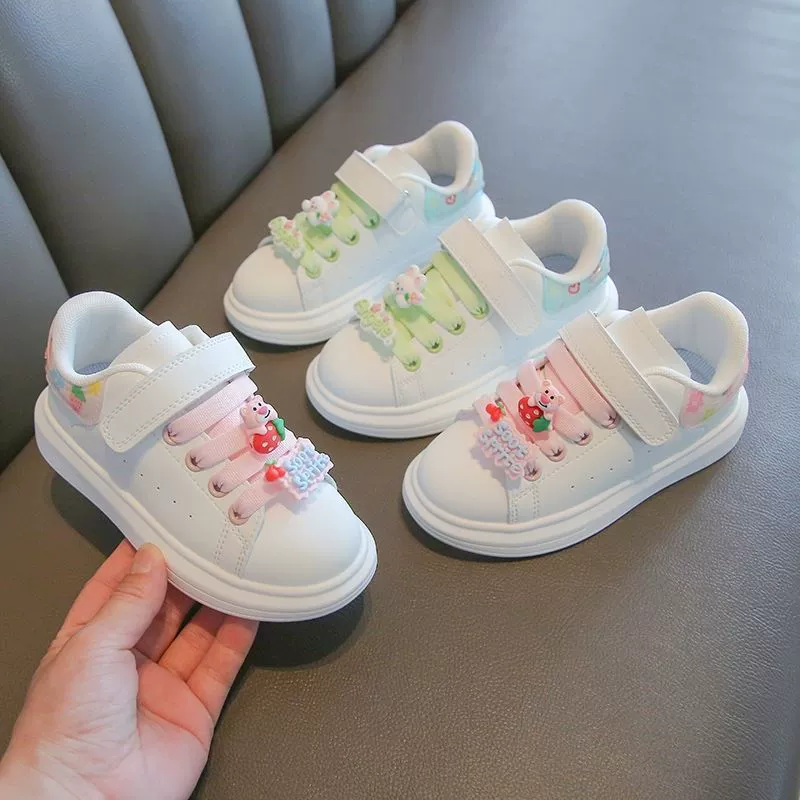 2024 весенне-летние новые детские повседневные кроссовки с мультяшными подвесками, универсальная легкая Белая обувь, однослойная обувь для мальчиков и девочек