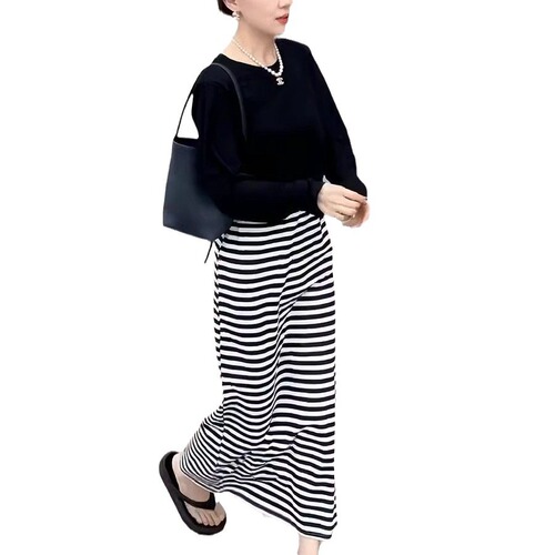 Design-Sensitive Long-Sleeve Spring and Autumn T-Shirt Sun-Shirt Loose and Versatile Base Top for Petite Figures + Versatile Striped Skirt