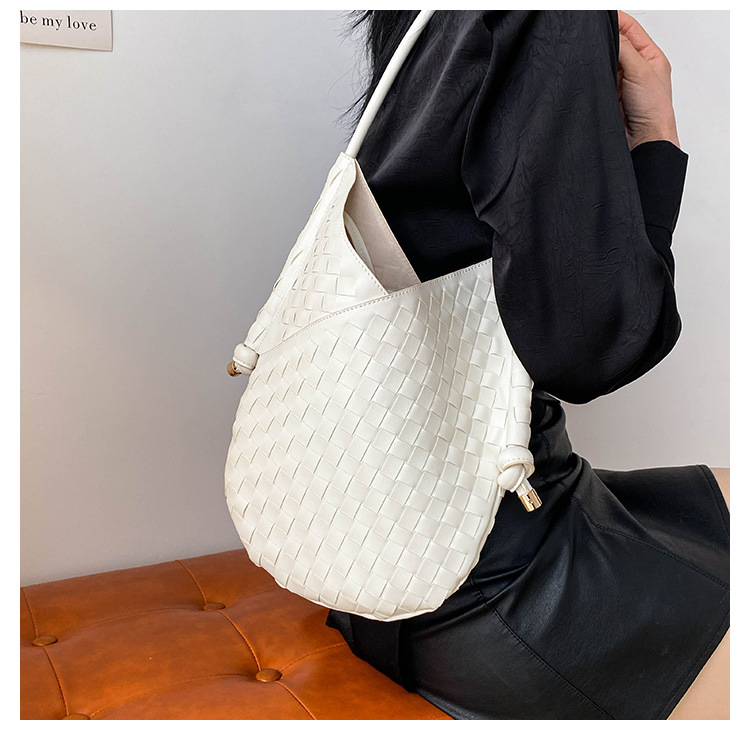 Women's Medium Pu Leather Solid Color Basic Vintage Style Weave Open Underarm Bag display picture 9