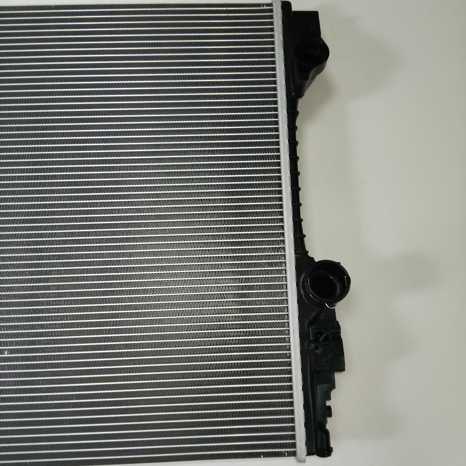 Suitable for 2010-2016 Porsche Panamera Radiator Water Tank Model 97010613103