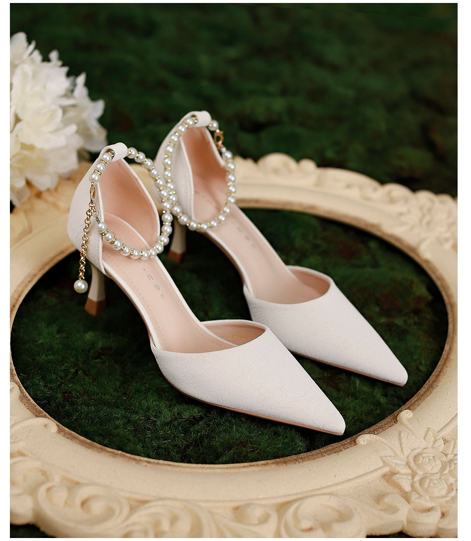 Zapatos de tacones de perla franceses para mujeres 2023 primavera y otoño nueva chica verano temperamento punzante una palabra botón zapatos de tacones delgados