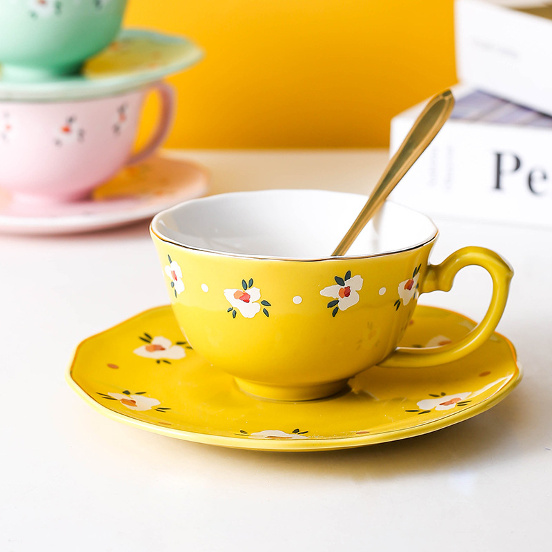 Tazas de café de lujo ligero con cucharas y platos de cerámica para hombres y mujeres de oficina de agua potable rosa lindos tazas de porcelana blanca